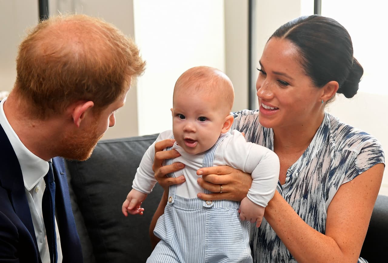 Mientras se dieron a conocer los detalles de la reunión, el portal
<b><a href="https://www.etonline.com/meghan-markle-and-prince-harrys-son-archie-expected-to-stay-in-canada-during-their-uk-trip-142399" target="_blank">ET Online</a></b> dio a conocer el lunes 2 de marzo que Archie Harrison no viajará al Reino Unido para acompañar a sus padres en la gira del adiós a la realeza.
<br>