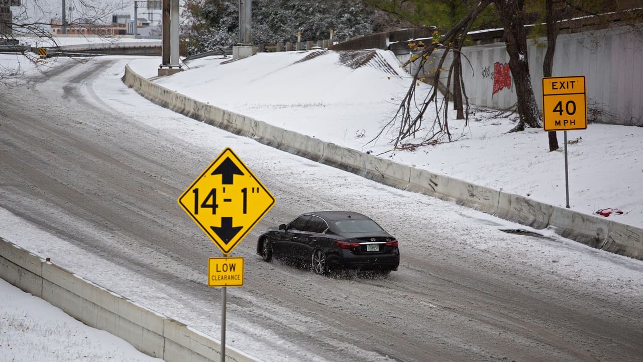"¡Quédese en casa!": Advierten sobre los peligros de las carreteras en Houston tras la tormenta invernal