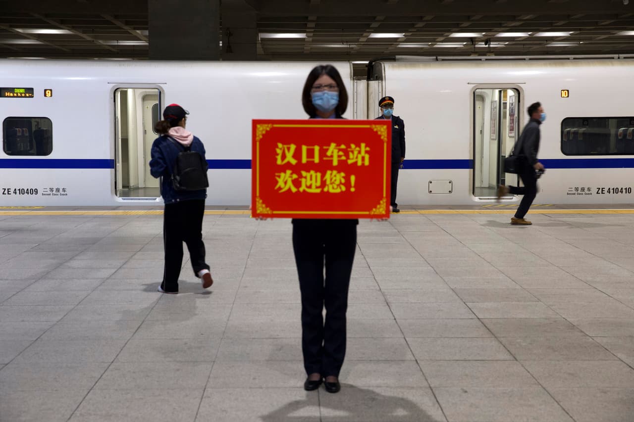 "La estación Hankou te da la bienvenida", se lee en un cartel que sostiene un trabajador ferroviario en Wuhan. Pese a las dudas sobre la veracidad del conteo de China, la cuarentena sin precedentes decretada en Wuhan y en Hubei ha tenido éxito suficiente para que otros países adoptasen medidas similares.