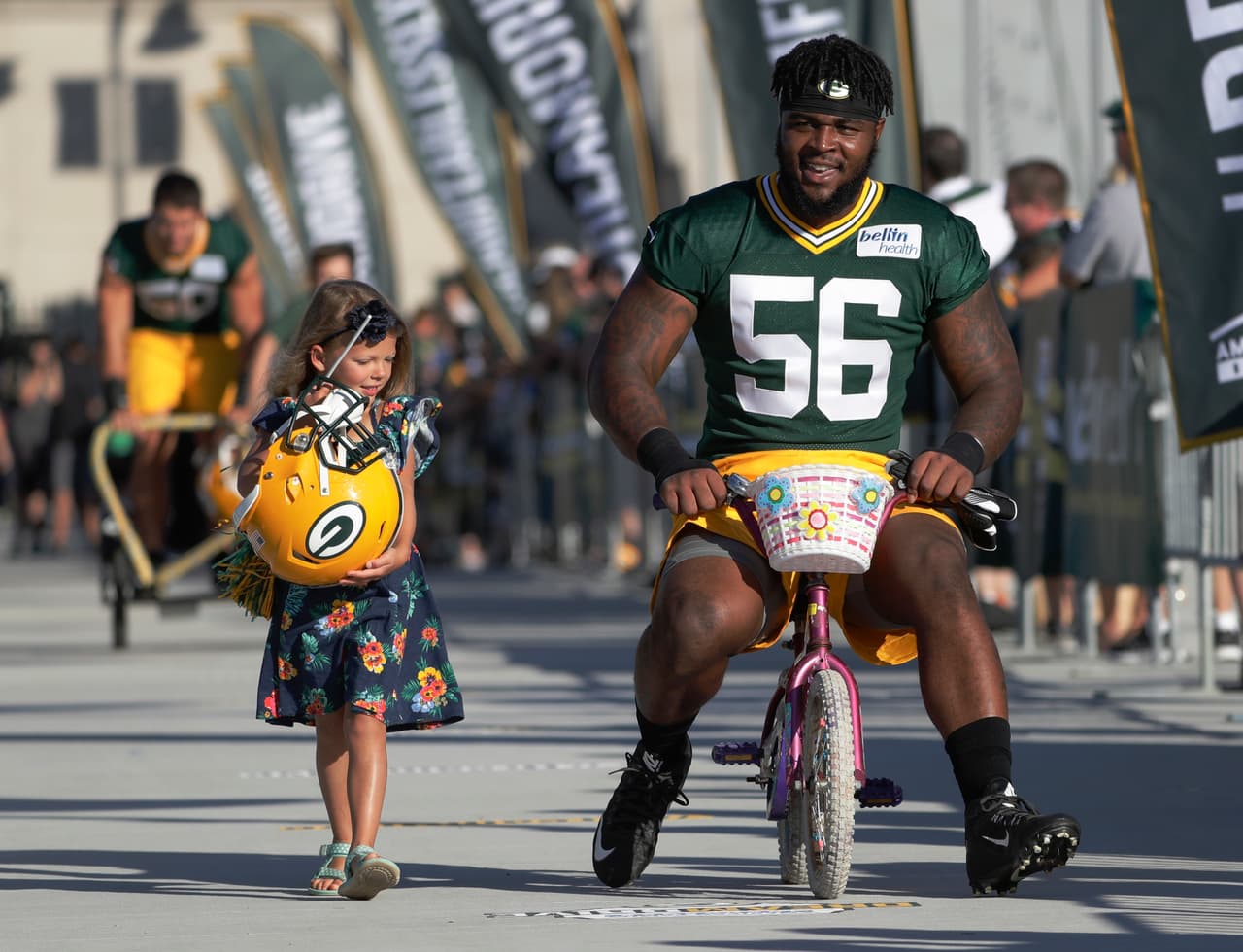 Johnathan Calvin, de Green Bay Packers, se puso literalmente en la situación de esta pequeña fanática, que a su vez llevó la protección del jugador de NFL.