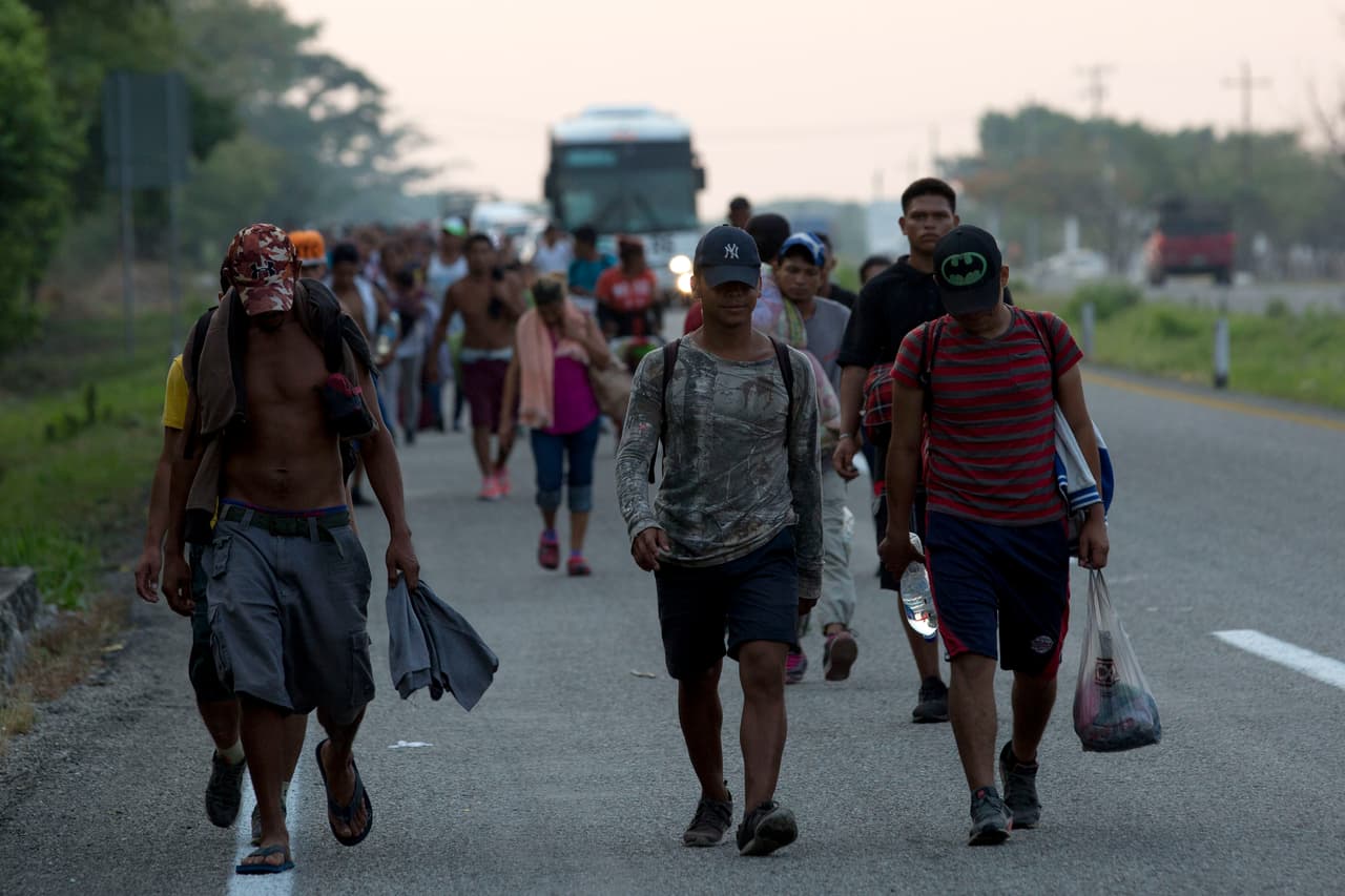 Ana Gabriela Galván, residente que ayudó a proporcionar alimentos a los migrantes en la caravana de octubre, dijo a Reuters que la pequeña ciudad de Chiapas, que limita con Guatemala, se sintió abrumada por el número de centroamericanos."Están invadiendo nuestro terreno", dijo.
<br>