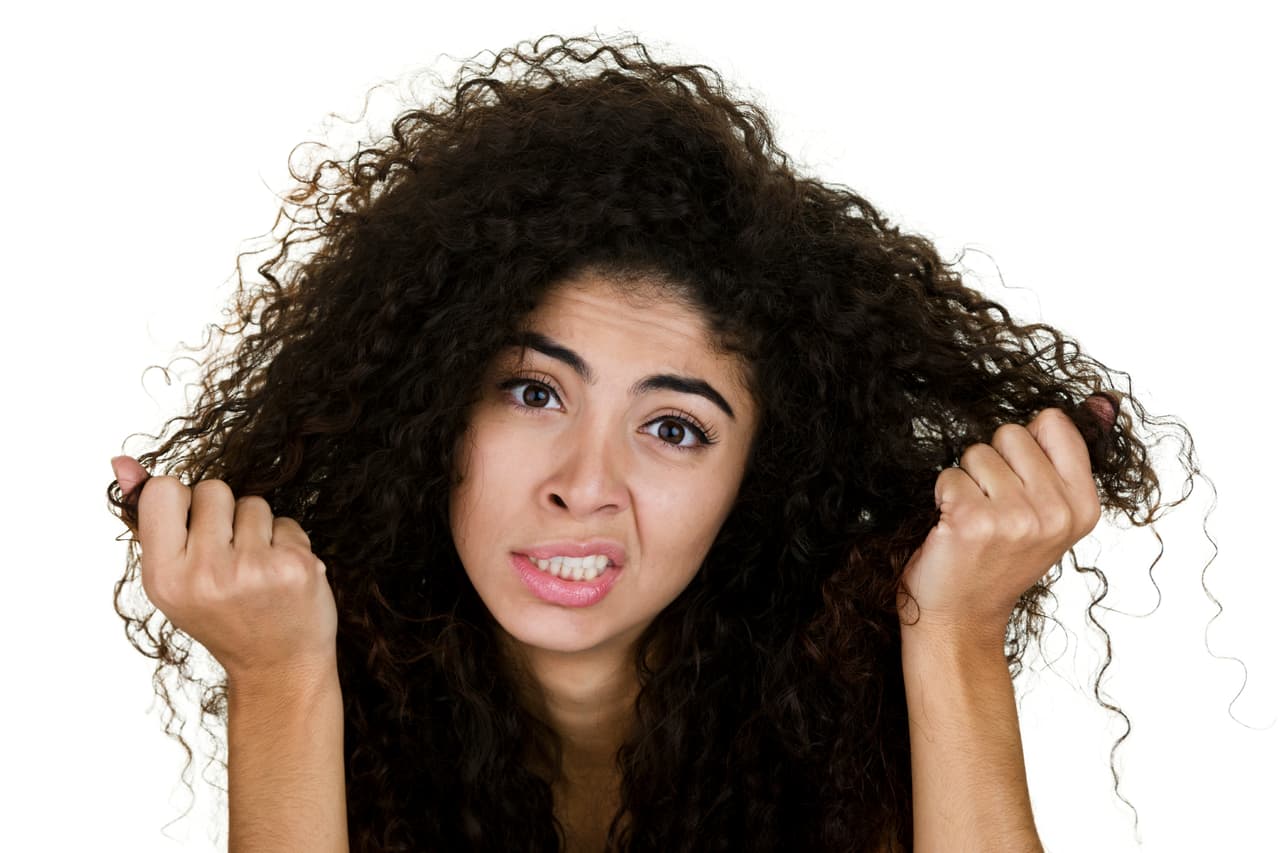 Cuando el cabello está seco o dañado, la capa exterior del pelo, llamada cutícula, se eleva, lo que permite que la humedad se infiltre y provoque lo que conocemos como ‘frizz’.