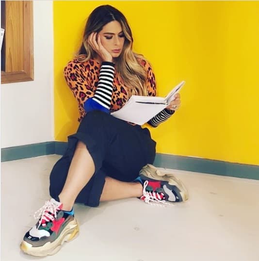 Galilea también cuenta con unos tenis de la marca Balenciaga, los cuales combinó con prendas estampadas para recrear un look urbano.