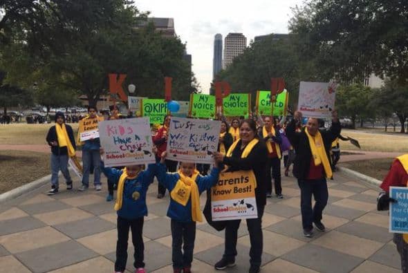 Miles de promotores de la campaña “Texas School Choice” marcharon este jueves para expresar la importancia de tener mejores opciones educativas. (Foto: Twitter)
