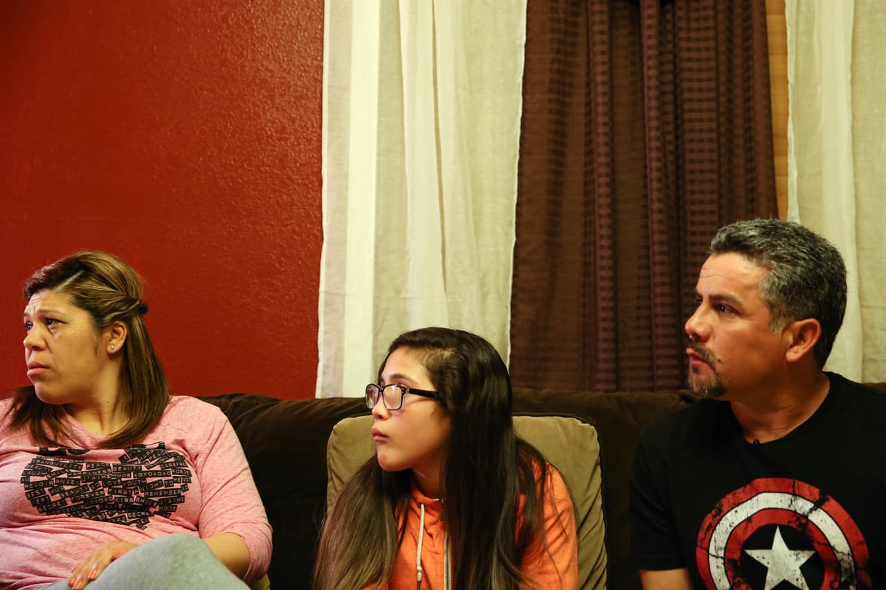 Ashley Vega, la niña rescatada por Antonio Díaz Chacón, rodeada de sus padres, Griselda y Marco Vega.