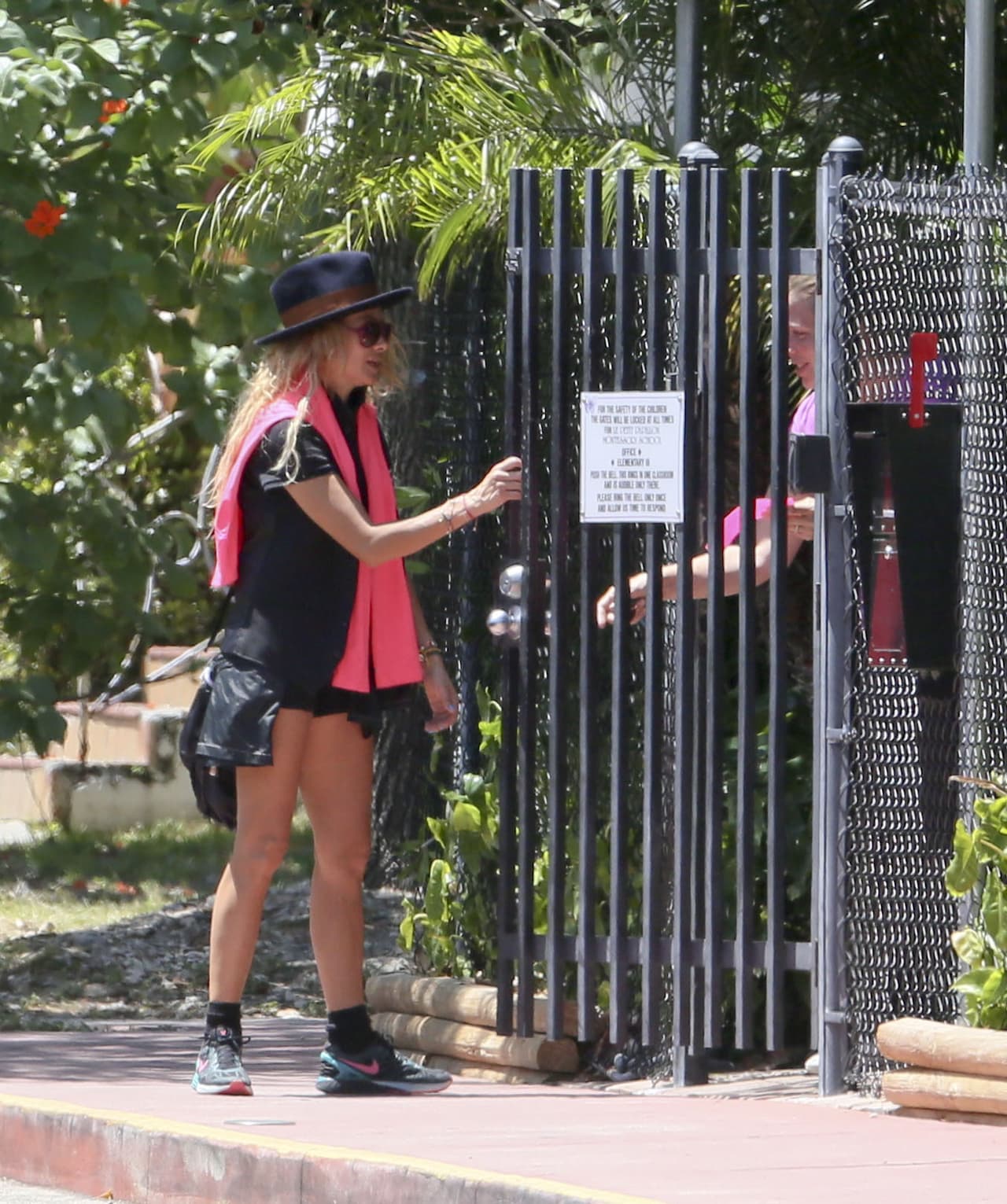 Paulina recogiendo a su hijo de la escuela.
