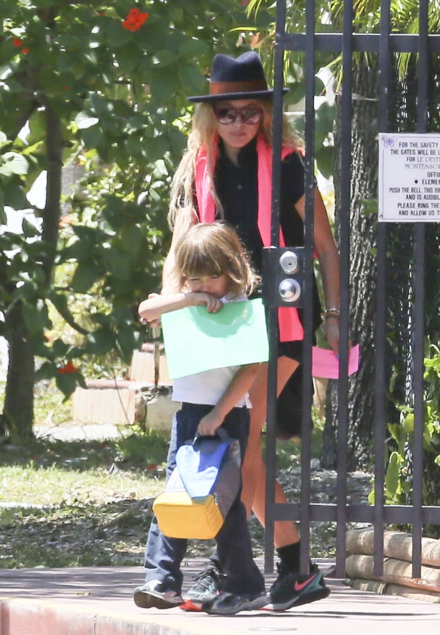 Vestida de negro, y con una bufanda larga rosada cubriendo su vientre.