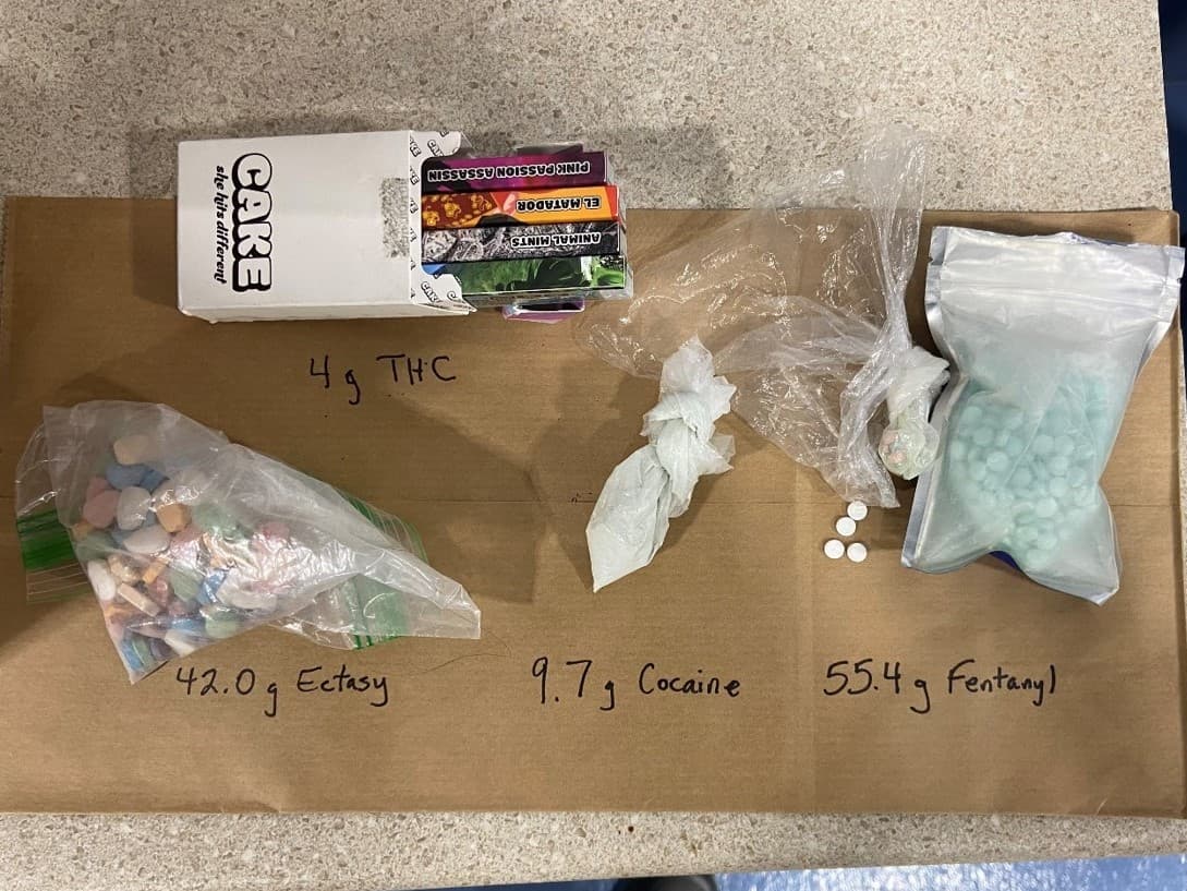 Las autoridades realizaron una orden de cateo en la residencia de Janelle Renee Cano. Encontraron más narcóticos y evidencia de distribución de drogas, incluidos 55.4 g de fentanilo, 9.47g de cocaína, 42.0g de MDMA (Éxtasis) y 4g de THC (tetrahidrocannabinol.)