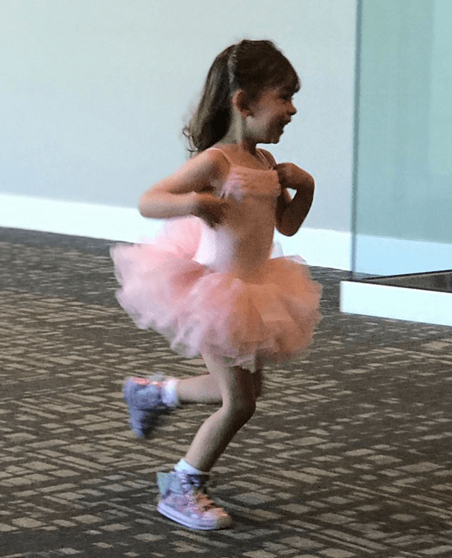 Un vestido perfecto para dar muchas vueltas. Su mamá contó que estaba feliz con su vestuario.