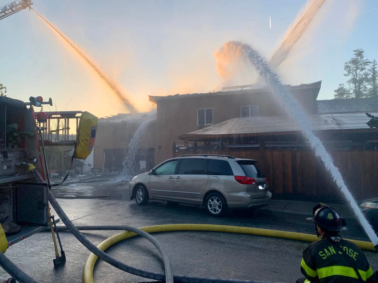 Las cuadrillas de bomberos activaron una segunda alarma poco antes de las 6:00 pm y una tercera alarma poco después de las 6:20 pm. Pisani confirmó que el incendio fue finalmente sofocado alrededor de las 8:45 pm.