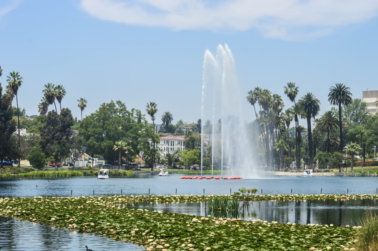 <h3 class="cms-H3-H3">21. Silver Lake, Los Ángeles, Estados Unidos</h3>
<br>
<br>Ningún vecindario del área mantiene el aire de Silver Lake, según 
<i>TimeOut</i>. El tramo que alguna vez fue bohemio de Sunset Boulevard continúa tomando prestado más de sus vecinos yuppies del lado oeste. Pero Silver Lake, cuyo embalse del mismo nombre se acercó un paso más a un cambio de imagen orientado a la recreación este año, nos hace volver gracias a su grupo de sorpresas culinarias, como la pizza vegana del centro comercial en Hot Tongue, el renacimiento del lugar de fiesta con inflexión española. 
<br>