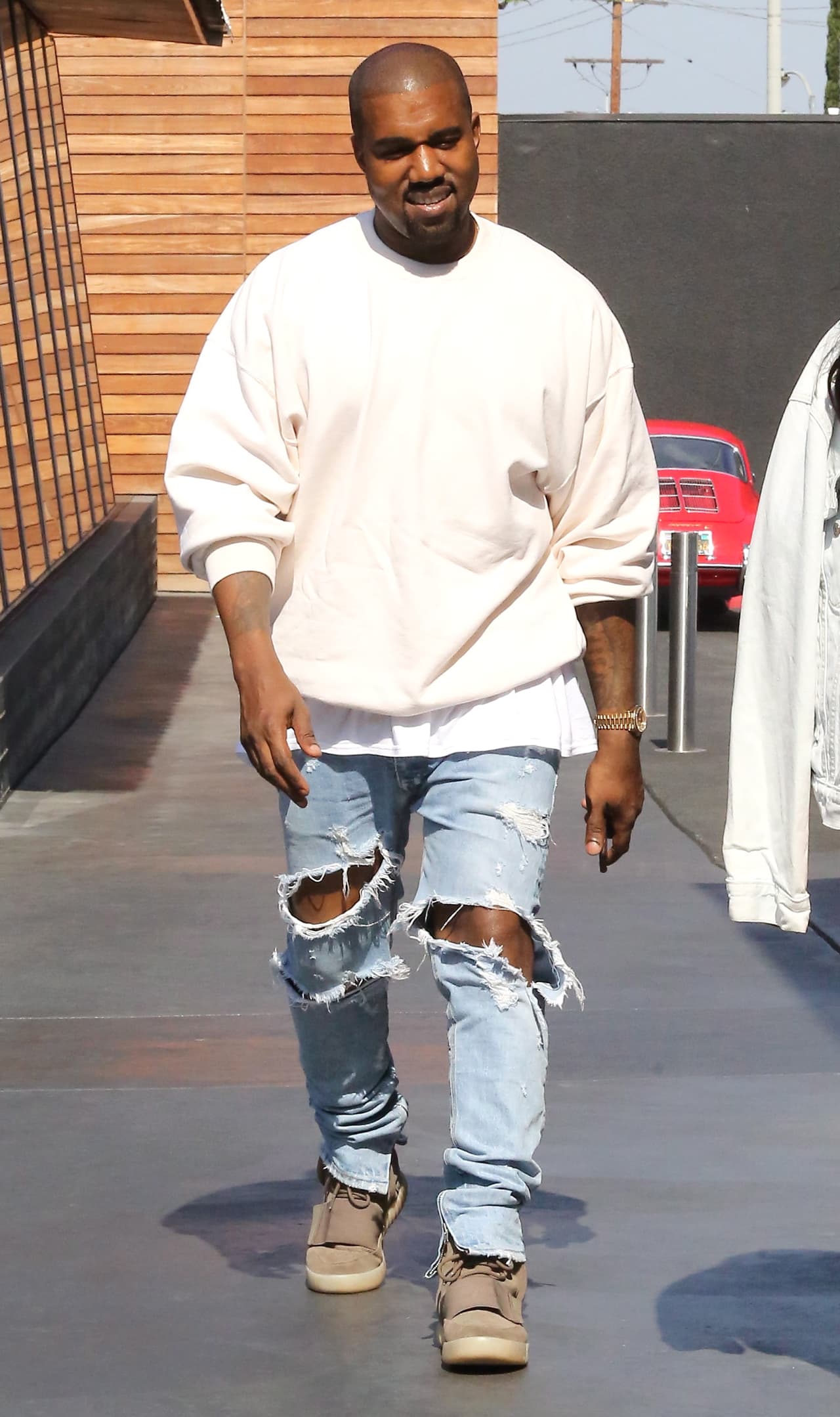 El señor West también intenta llamar la atención y lo hace bien rompiendo cada vez más sus pantalones.