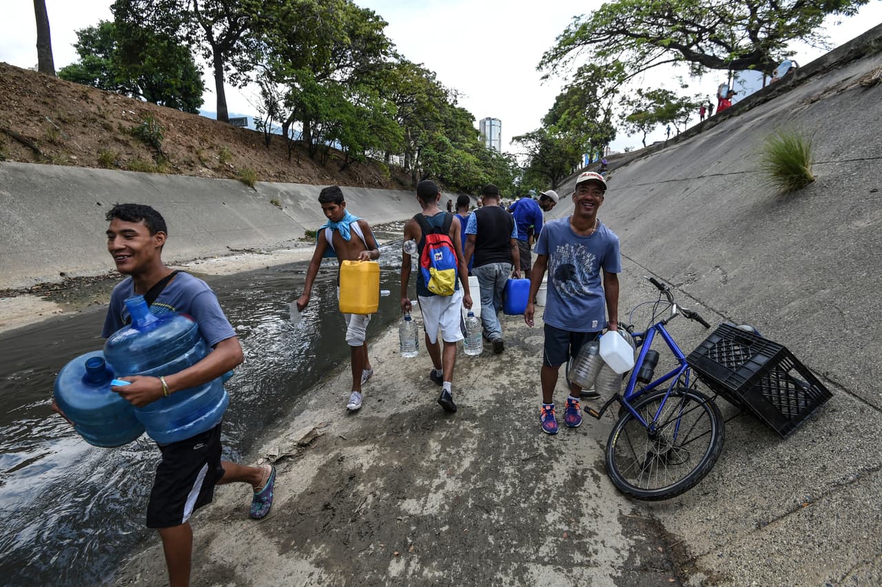 El gobierno ha dicho que está luchando por restablecer por completo el servicio, pero los incidentes siguen: en la madrugada del lunes, una subestación de energía en el sureste de Caracas estalló y dejó sin suministro a algunas zonas de la ciudad.