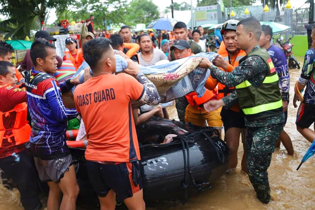 Al menos 42 personas fueron arrastradas por inundaciones y se ahogaron o fueron alcanzadas por deslaves en tres localidades de la provincia de Maguindanao desde el jueves por la noche hasta el viernes en la madrugada, dijo Naguib Sinarimbo, ministro del Interior para una región autónoma musulmana gobernada por exguerrilleros separatistas.