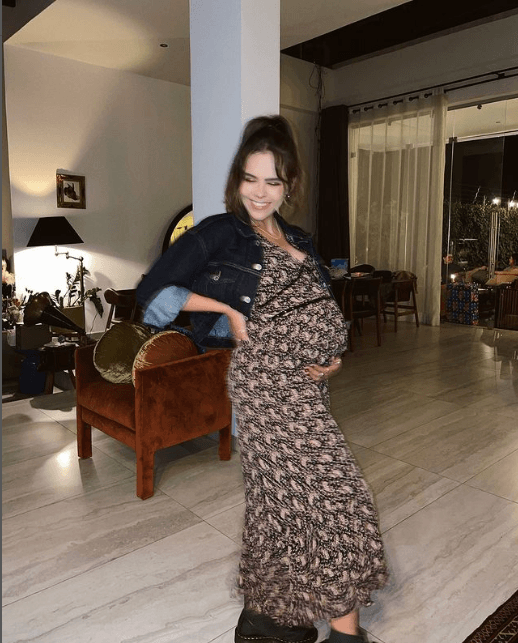 Así como ha compartido videos y fotos de su bebé, Yuya también publicó varias fotos de su tiempo embarazada, en donde mostró que su gusto por lucir looks relajados y modernos se mantuvo intacto.