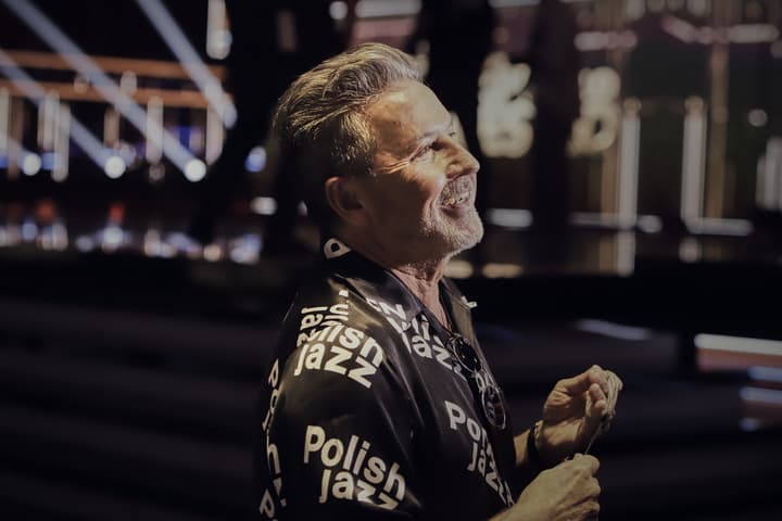 El venezolano es uno de los cantautores que se preparan para la gala de este 2020. En esta imagen lo vemos en los ensayos de la trigésima segunda edición de Premio Lo Nuestro, donde deleitará al público con la canción ‘Te adoraré’.