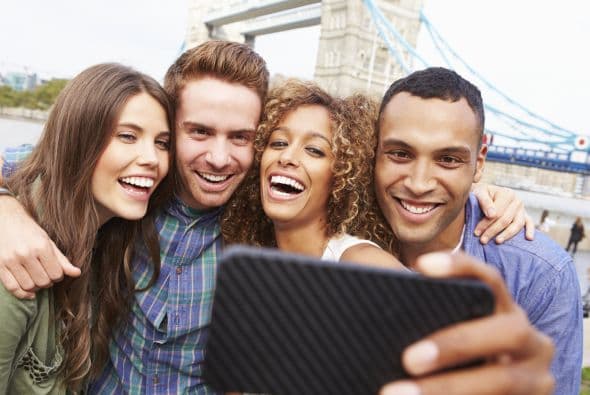 Muévete. Si bailas, te mueves o te ríes, las miradas irán directo a tu fresco rostro, y no tanto a tus caderas. Además, la foto se verá más divertida y dinámica.