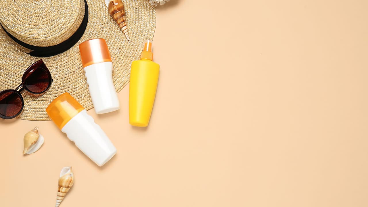 <h3 class="cms-H3-H3">No necesariamente el maquillaje con SPF es suficiente para protegerte.</h3>
<br>Hay muchas marcas que ahora ofrecen productos de base de maquillaje o polvo con 
<b>protección solar.</b> Necesitas al menos dos dedos de bloqueador en tu cara, así que una base probablemente no sea suficiente. Ni tampoco vas a poder reaplicarla con la frecuencia suficiente para que te proteja.