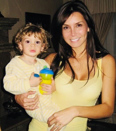 Sin embargo, Elizabeth hizo del dominio público una instantánea de antaño, cuando Christopher aún era un bebé, con la que recordó el gran parecido que padre e hijo han tenido desde siempre.