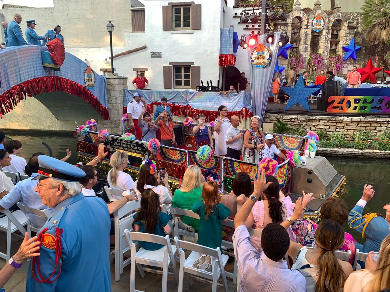 Este desfile único comenzó en 1941 después de que un grupo de Cavaliers de Texas presenciara botes y barcazas decoradas con flores en los “jardines flotantes” de la ciudad de México.