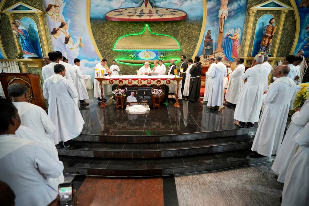 Sacerdotes católicos rindieron homenaje al difunto papa durante una misa de réquiem en una iglesia en Guwahati, India, martes 22 de abril de 2025.