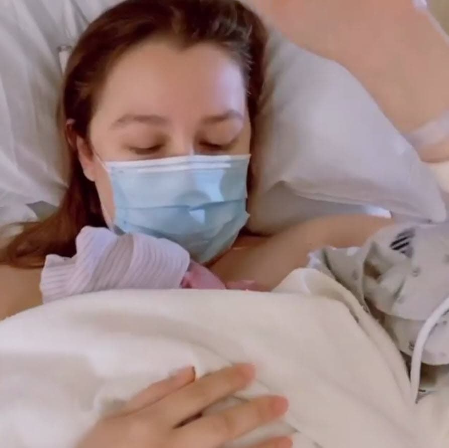 <b>Larry Hernández</b> se convirtió en padre por quinta ocasión. La madrugada de este 23 de mayo su esposa 
<b>Kenia Ontiveros dio a luz a Dalett</b>, así lo anunció el cantante en su cuenta de Instagram con un mensaje.
<br>