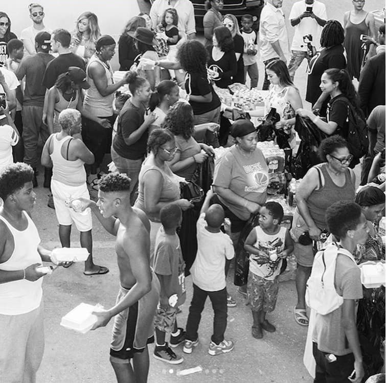 Beyonce decidió acudir a prestar consuelo a la Igesia de St. Johns de Houston, ya que ese lugar tiene un gran significado para ella: "Yo canté mi primer solo en esta iglesia", le compartió a los damnificados que se reunieron para verla y recibir su apoyo.