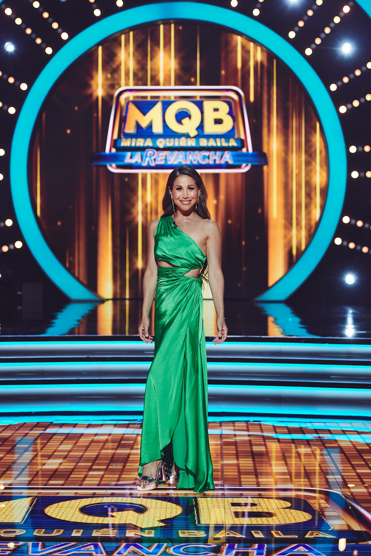 Para la gran noche, Bianca Marroquín, quien ha sido jueza del show en varias ocasiones, elegió un vestido verde satinado con un corte griego que dejaba el hombro descubierto.