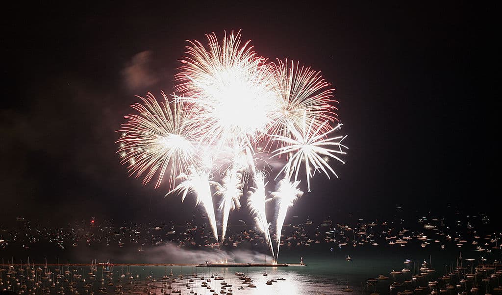 Espectáculo de fuegos artificiales en Chicago. Si viajas a la ciudad entre finales de mayo y octubre cuentas con la suerte de poder disfrutar con este espectáculo de fuegos artificiales. Todos los sábados y miércoles durante el verano miles de personas disfrutan de esta actividad en el Navy Pier. Conoce 
<a href="https://www.univision.com/local/chicago-wgbo/navy-pier-fuegos-pirotecnicos-verano-fotos" target="_blank">aquí los horarios </a>y actividades para el verano.
