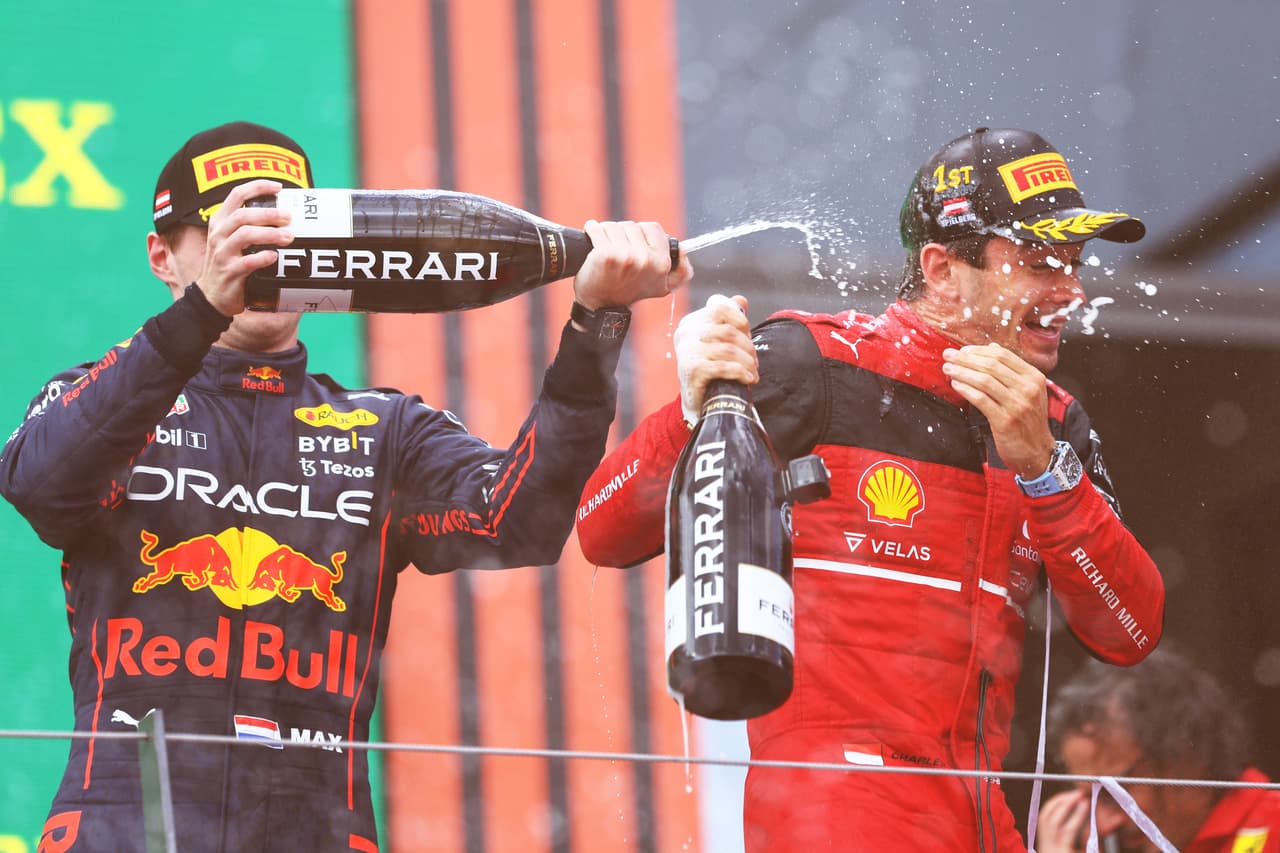 Charles Leclerc conquistó el GP de Austria por delante de Max Verstappen y Lewis Hamilton, en una carrera donde el mexicano Checo Pérez abandonó varias vueltas después de un roce que tuvo con George Russel, quien fue sancionado, y en la que Carlos Sainz también abandonó por una falla en el motor.