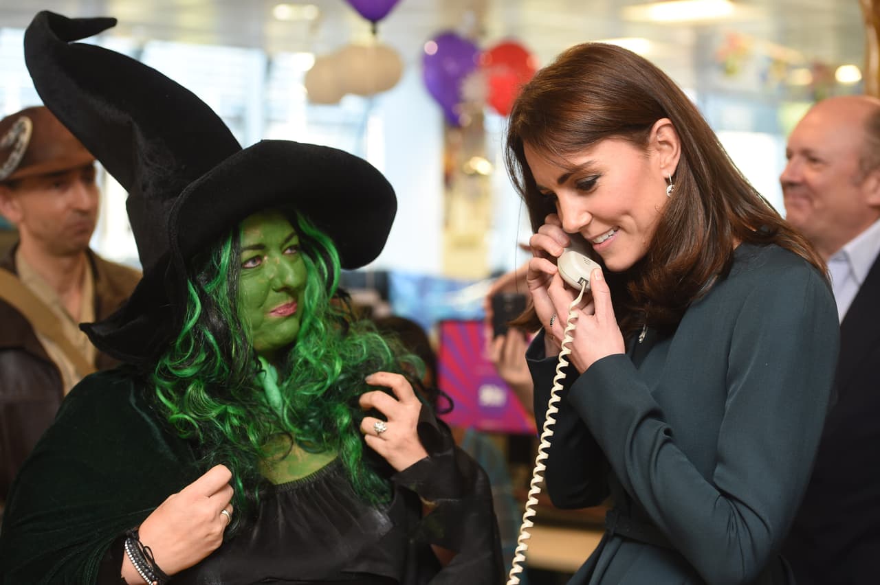 Esta brujita de Oz le daba tips a la Duquesa sobre las llamadas.