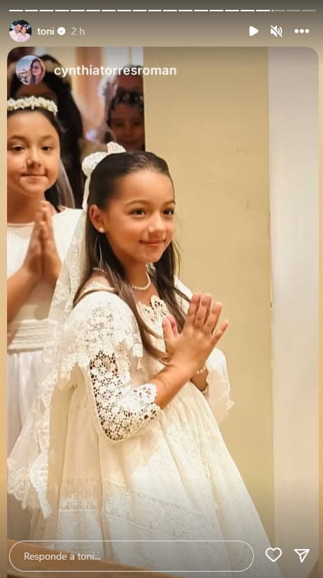 Alaïa usó el collar de perlas que le dio su abuela paterna.