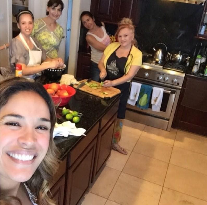 Karla ha mencionado que el placer por cocinar lo 
<a href="https://www.univision.com/shows/despierta-america/karla-martinez-hace-un-homenaje-a-su-abuela-andrea-a-traves-de-la-cocina-fotos" target="_blank">heredó de su familia</a> en México y cuando visita a sus tías o primas aparta un momento para pasar tiempo en la cocina. “Cocinando en familia, así somos los hispanos”, escribió Karla Martínez en verano del 2015 cuando se encontraba en Austin, Texas.