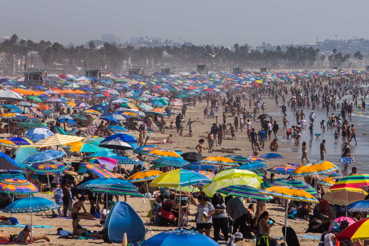 La playa de
<a href="https://www.univision.com/local/los-angeles-kmex/una-persona-muere-debido-al-calor-en-los-senderos-de-las-montanas-de-santa-monica">Santa Mónica</a> sirvió de refugio para miles de personas, durante el domingo más caluroso de la ola de calor que azota al sur de
<a href="https://www.univision.com/temas/california">California</a> durante el feriado de '
<a href="https://www.univision.com/temas/labor-day">Labor Day</a>' pero esto puede complicar la situación de la pandemia de
<a href="https://www.univision.com/temas/coronavirus">coronavirus en la región</a>.
<br>
<br>Así lo demuestra esta imagen del fotógrafo Apu Gomes de la agencia de noticias AFP, distribuida vía Getty Images.
<br>
<br>