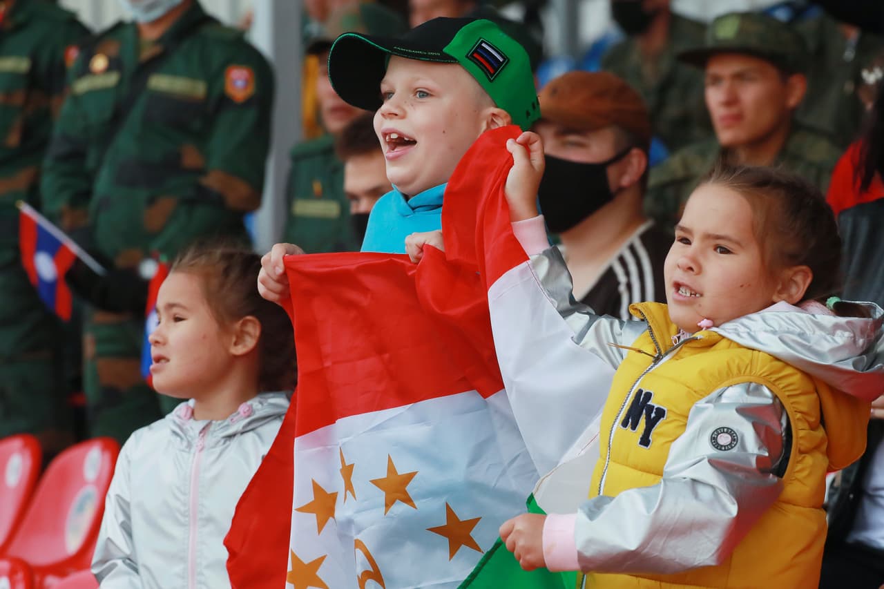 Niños de Uzbekistán apoyan a los soldados de su país durante el ‘biatlón de tanques’, otra competencia en la que se impuso Rusia.