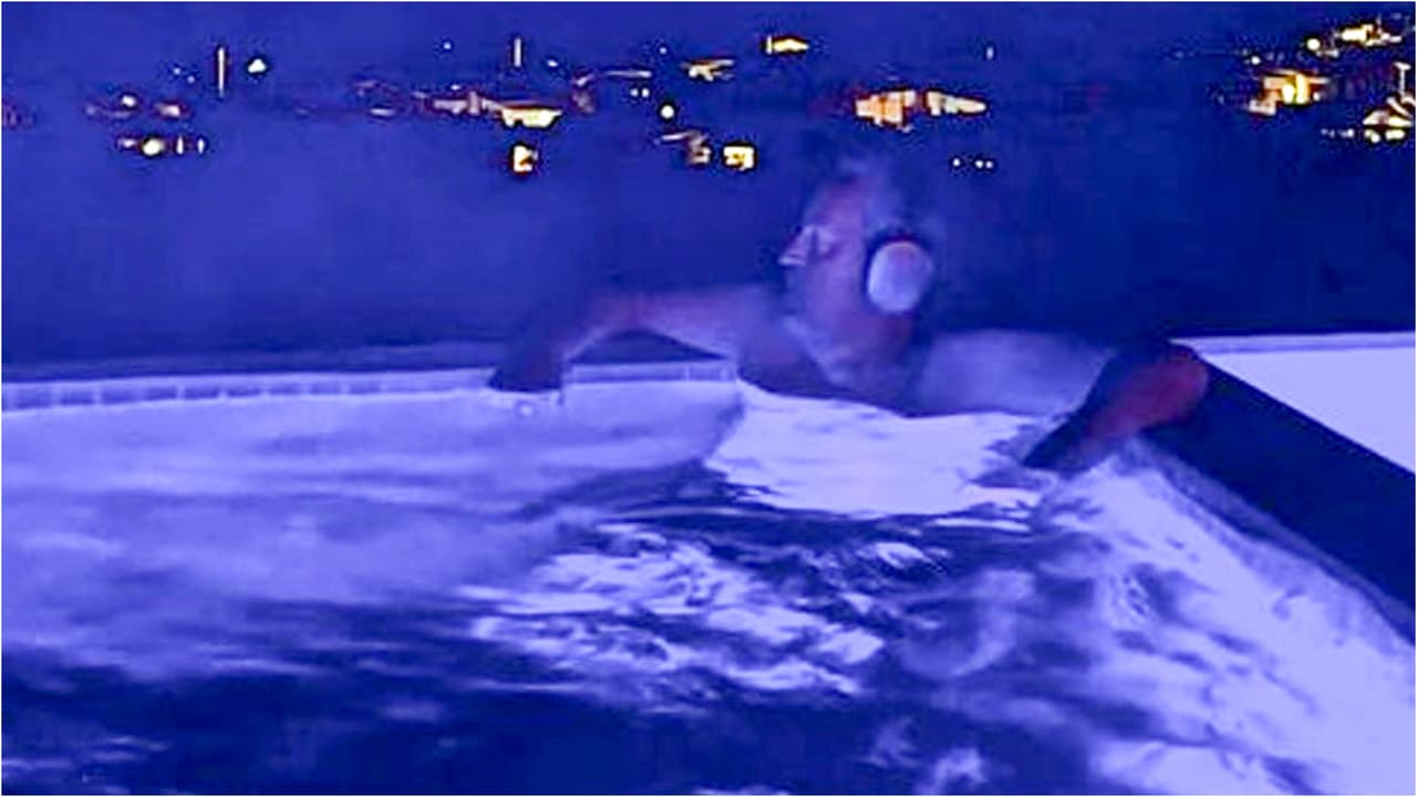 Este es un acercamiento a la última foto que Matthew Perry publicó en Instagram. Se le observa dentro del jacuzzi en el que se habría ahogado. El retrato lo colgó el pasado lunes 23 de octubre.