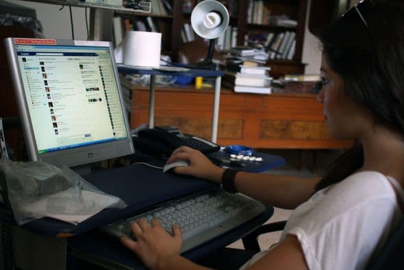 El director general de la empresa, Mark Zuckerberg, de apenas 28 años, que creó el sitio web hace ocho años en su cuarto de estudiante, se reservó 57.3% de los derechos a voto, es decir, conserva el poder absoluto sobre el destino del portal.