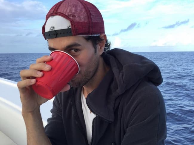 Enrique Iglesias aún tiene una mirada de niño travieso que no puede con ella.