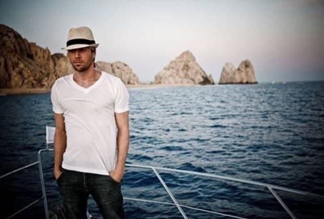 Al español le encanta disfrutar de la vida, lleva una rutina muy sana y se la pasa trabajando de escenario en escenario porque le fascina complacer a sus fans.