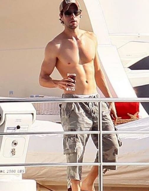 Uy, pero cuando no está sobre el escenario, se nota que 'en el mar la vida es más sabrosa', tan sabrosa como él se ve sin camisa.