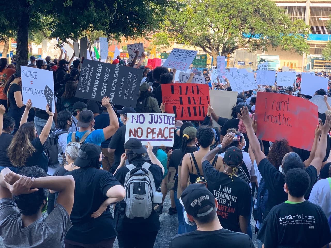 Veinte minutos después, marcharon de regreso a Travis Park.