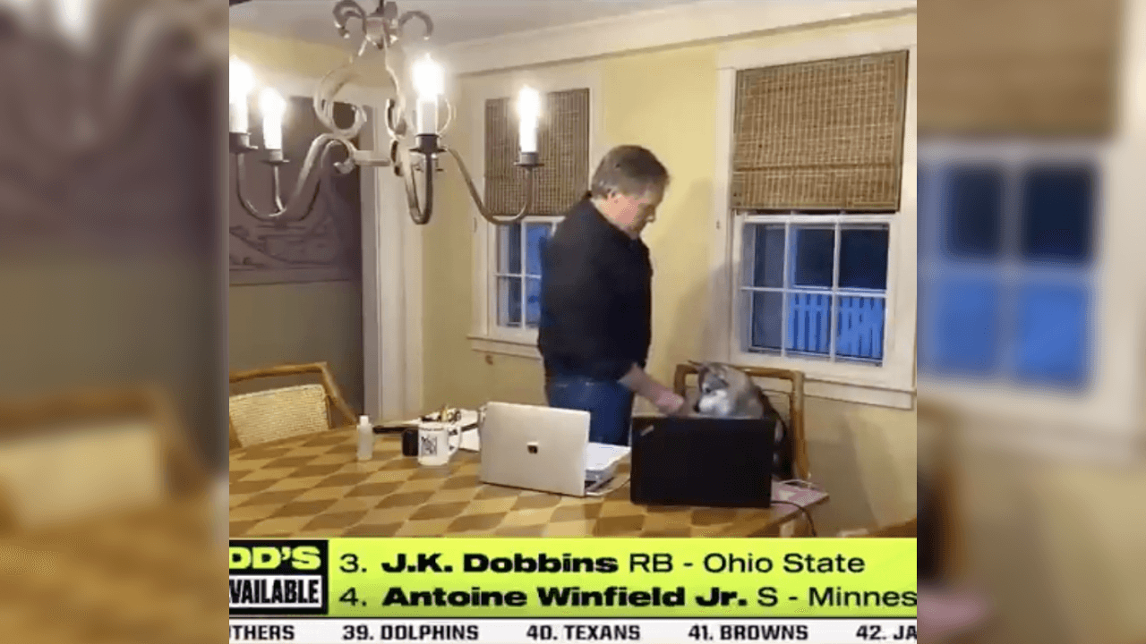 Mientras New England estaba en el reloj para hacer su primera selección de dicho evento, Belichick dejó en el comedor a ‘Nike’ justo frente a las laptops, como si él fuera a hacerse cargo de los Patriots, mientras Belichick se paseaba alredeedor de la mesa y parecía no prestar atención al momento.