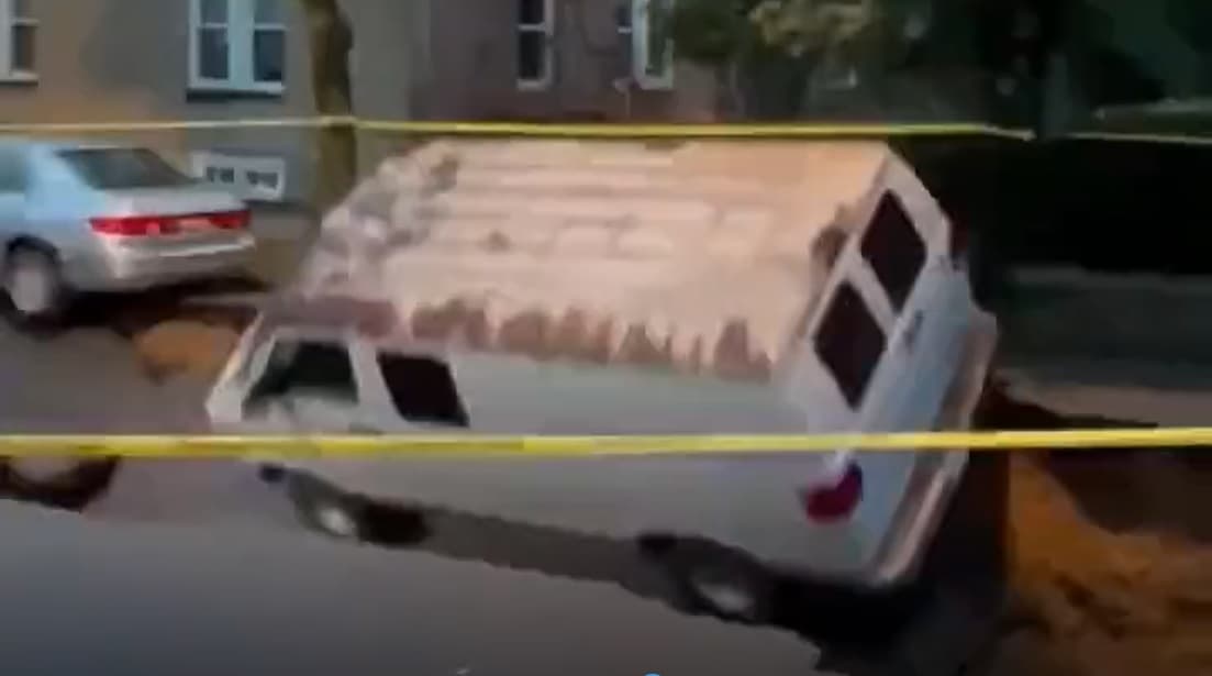 Calle se abre por lluvias y se ‘traga’ camioneta en el Bronx