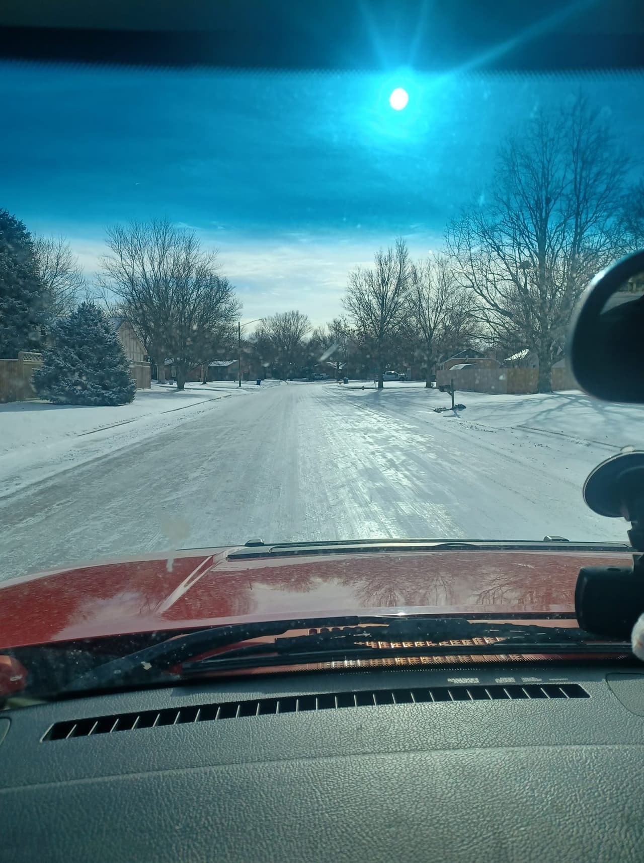 Las vías de Wichita, Kansas, se congelaron por el frío, por lo que se debe andar con mucha precaución.