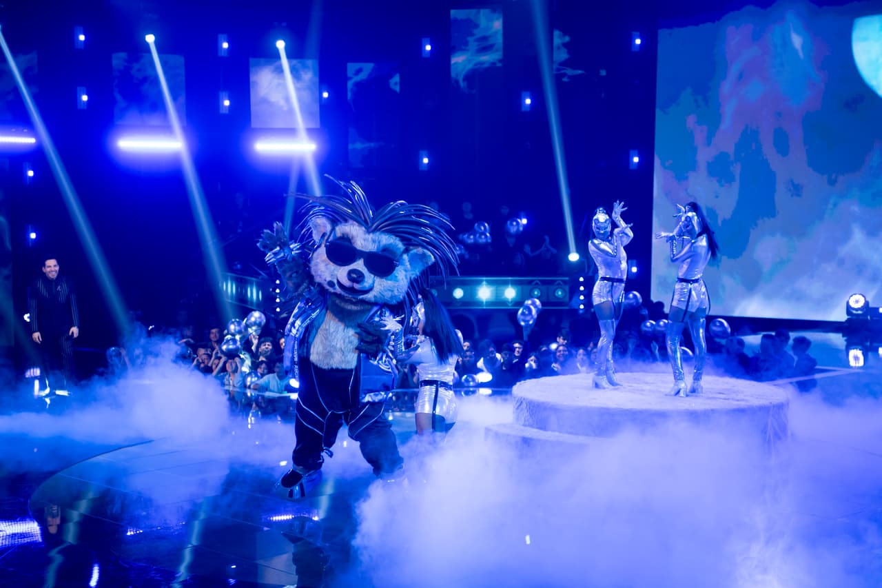 Puerco Espunk llegó con la historia de Lupita, la puerquita de la que estaba enamorado y que le rompió el corazón. Siempre irreverente, interpretó ‘Una Gatita Que Le Gusta El Mambo’, dedicada a su nueva conquista. Apuetas de los investigadores: Livia Brito, Consuelo Duval, Kate del Castillo y Silvia Navarro.