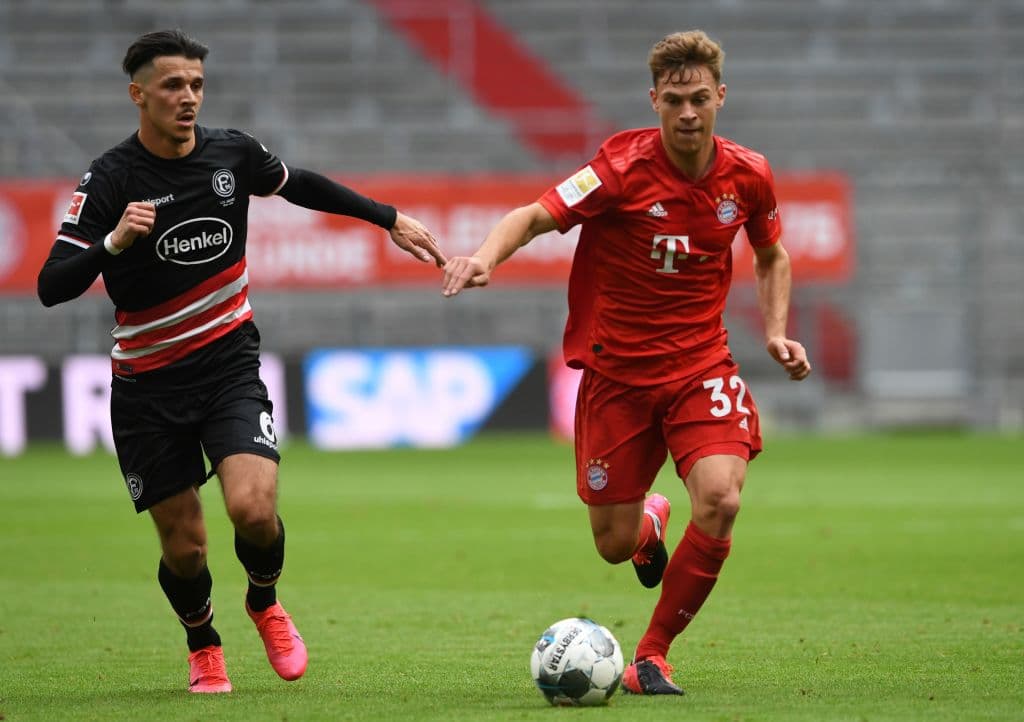 Joshua Kimmich consigue llevarse por velocidad al jugador del Fortuna Dusseldorf Alfredo Morales.