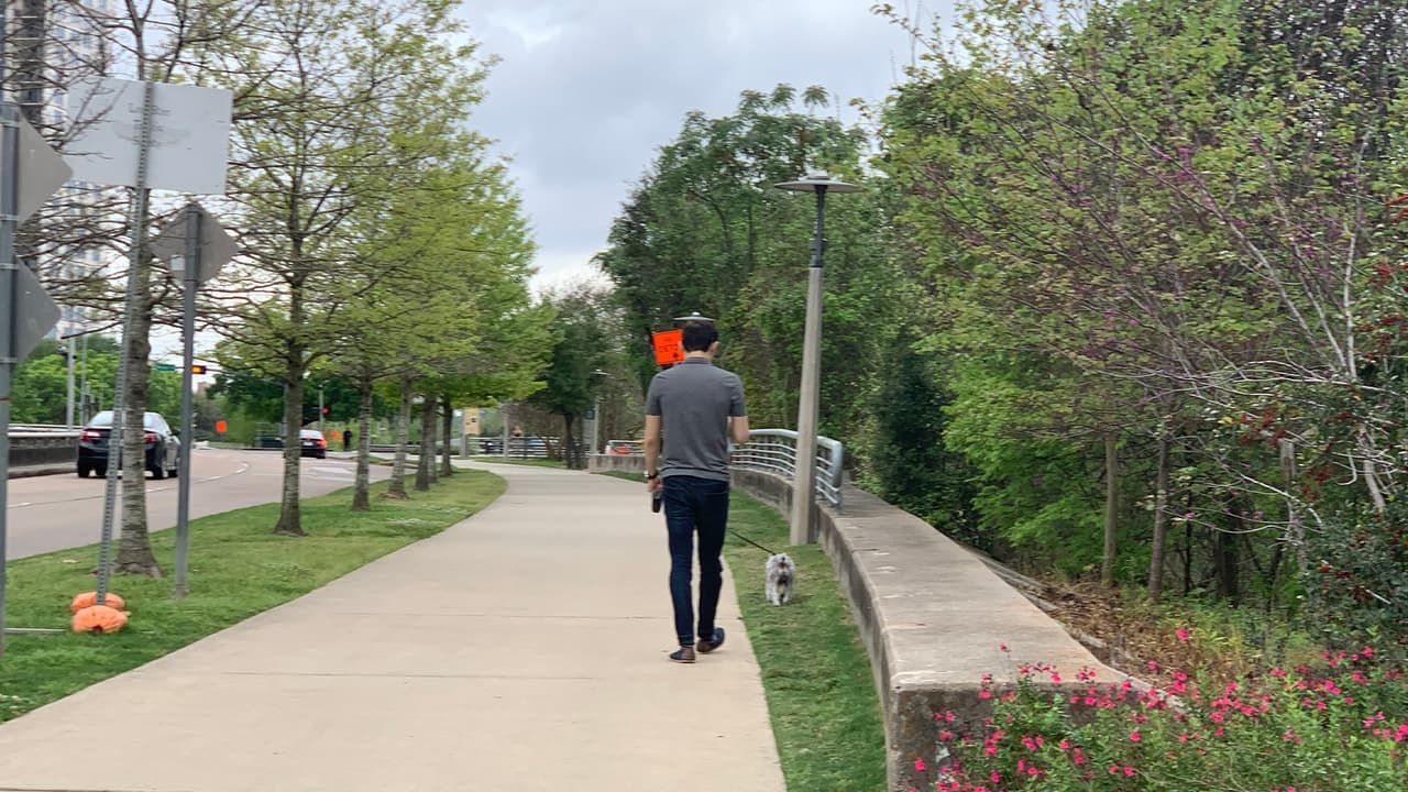 Así que en estos días en que los gimnasios también están cerrados como parte de las acciones para contener el temido mal, un parque es una buena opción.