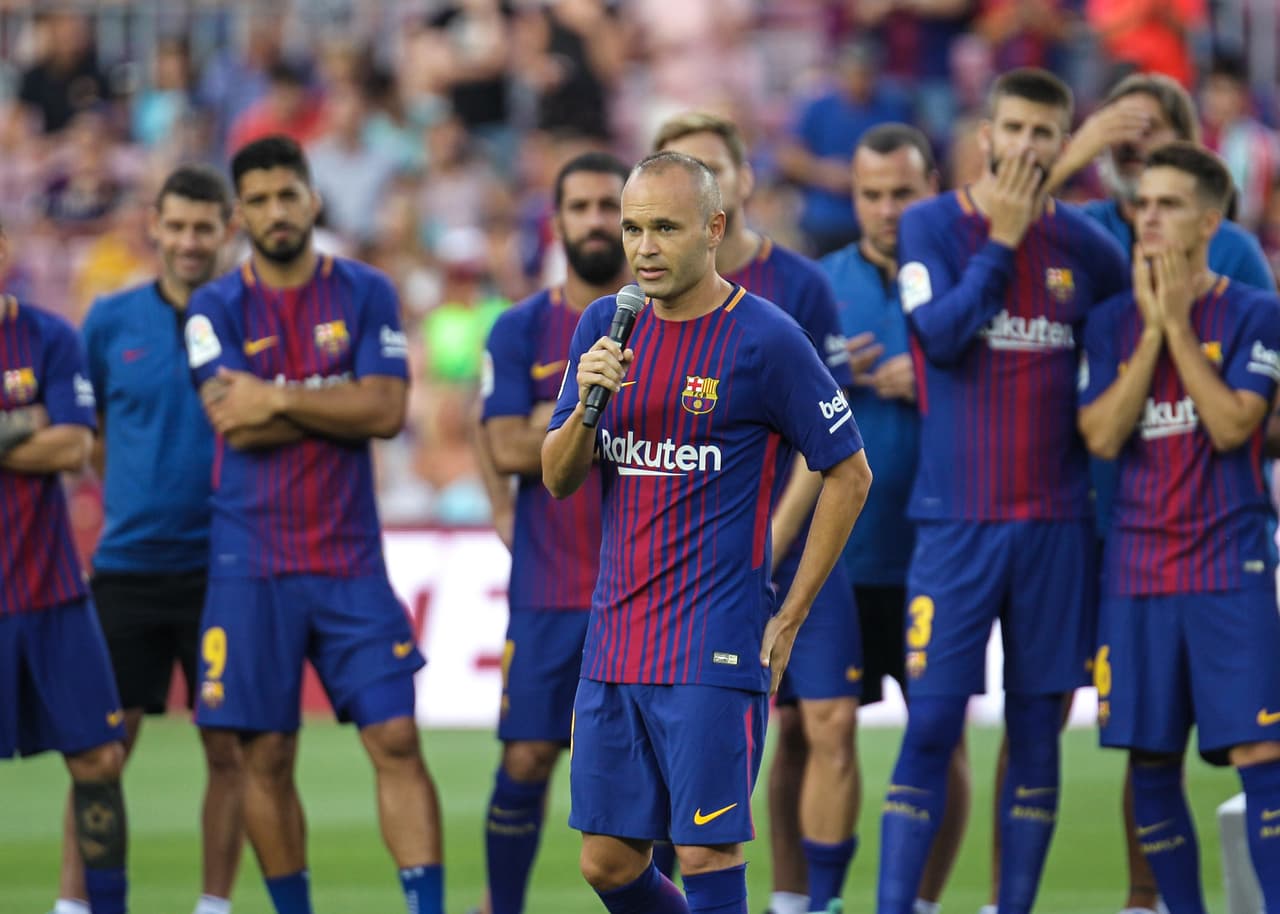 Iniesta: el volante comienza la temporada sin haber firmado su renovación con el Barcelona. Con 33 años de edad, vive un año decisivo al despertar dudas por su papel en el club y en su selección.