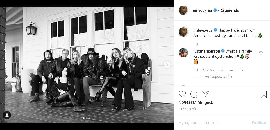 En la celebración los acompañaron sus padres Tish y Billy Ray Cyrus: "Felices fiestas de parte de 
<b><a href="https://www.univision.com/entretenimiento/noah-cyrus-aclara-si-hubo-o-no-boda-secreta-entre-miley-cyrus-y-liam-hemsworth" target="_blank">la familia más disfuncional</a></b> de los Estados Unidos", escribió Miley Cyrus en 
<b><a href="https://www.instagram.com/p/B6d9ZnSpeRu/" target="_blank">una de las postales.</a></b>
<br>