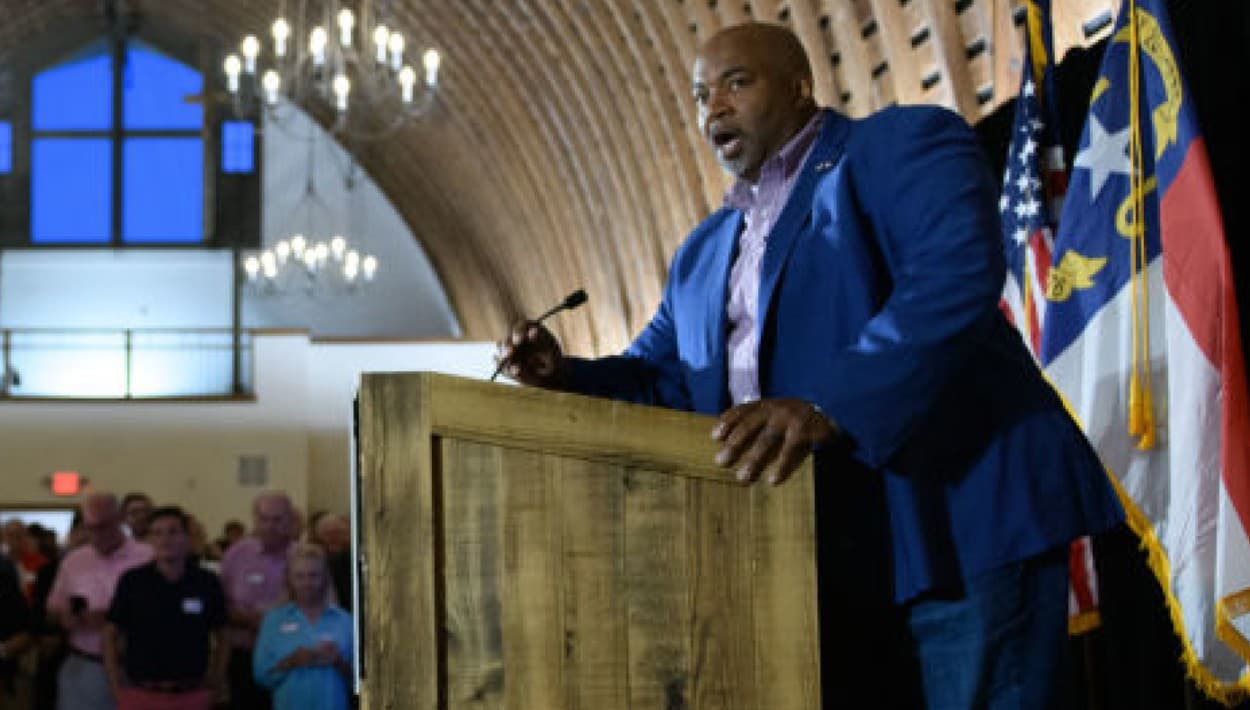 Dios y los hombres: La polémica de la que el vicegobernador de Carolina del Norte no quiere que se hable